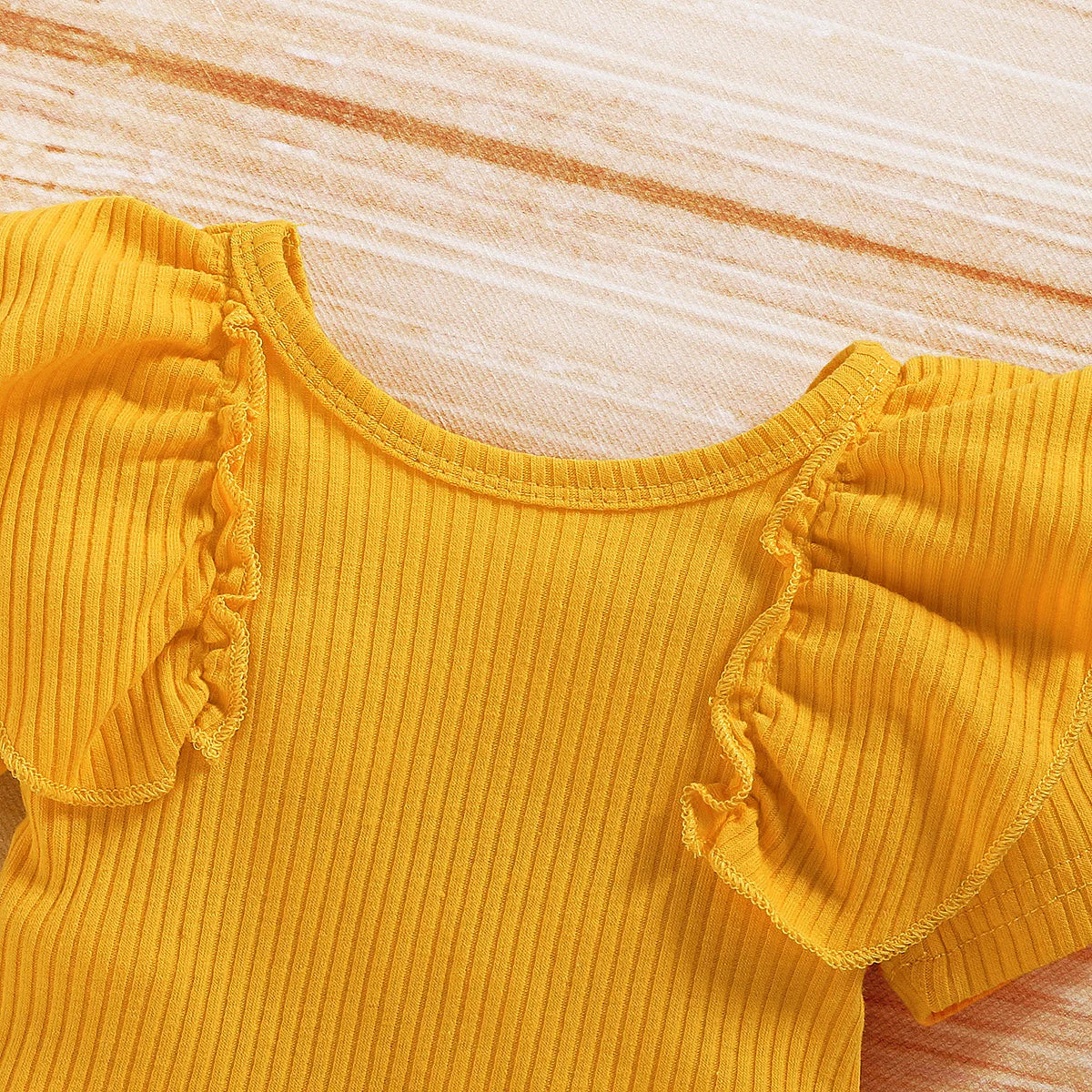 3-teiliges Outfit mit Rüschenbody, Blumenshorts & Haarband