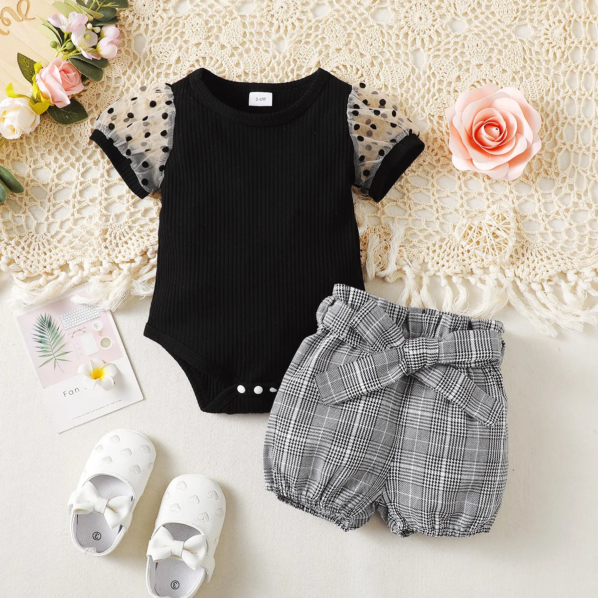 Baby Mädchen Outfit – 2-teiliges Set: Schwarzer Body mit Tüllärmeln & Karierte Shorts