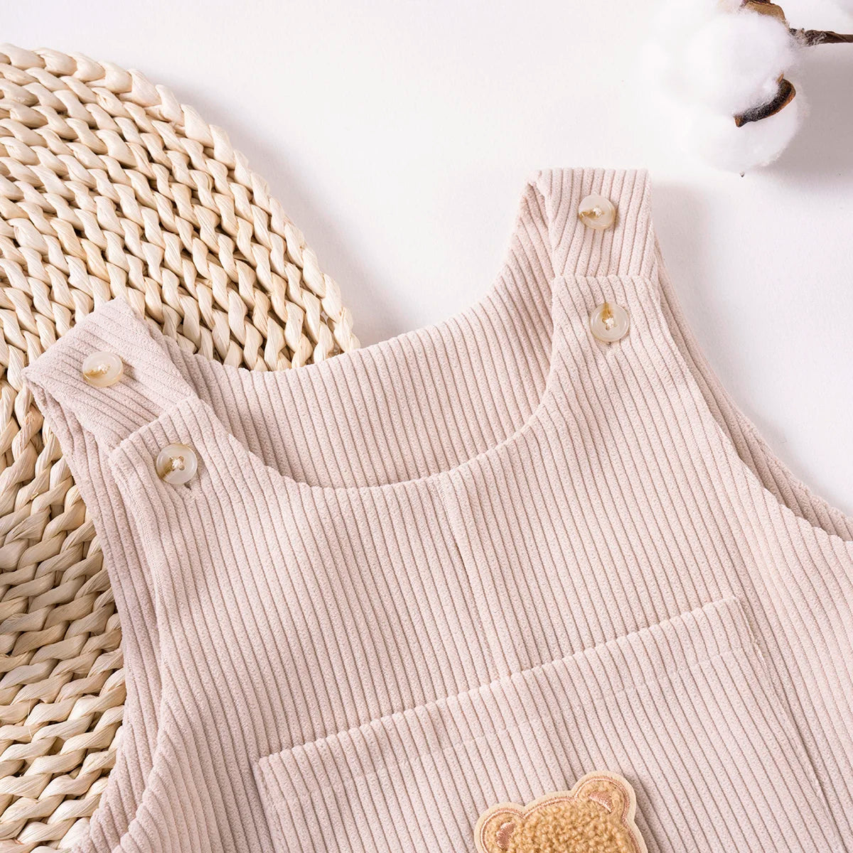 Cord-Latzhose für Babys & Kleinkinder mit Bären-Applikation