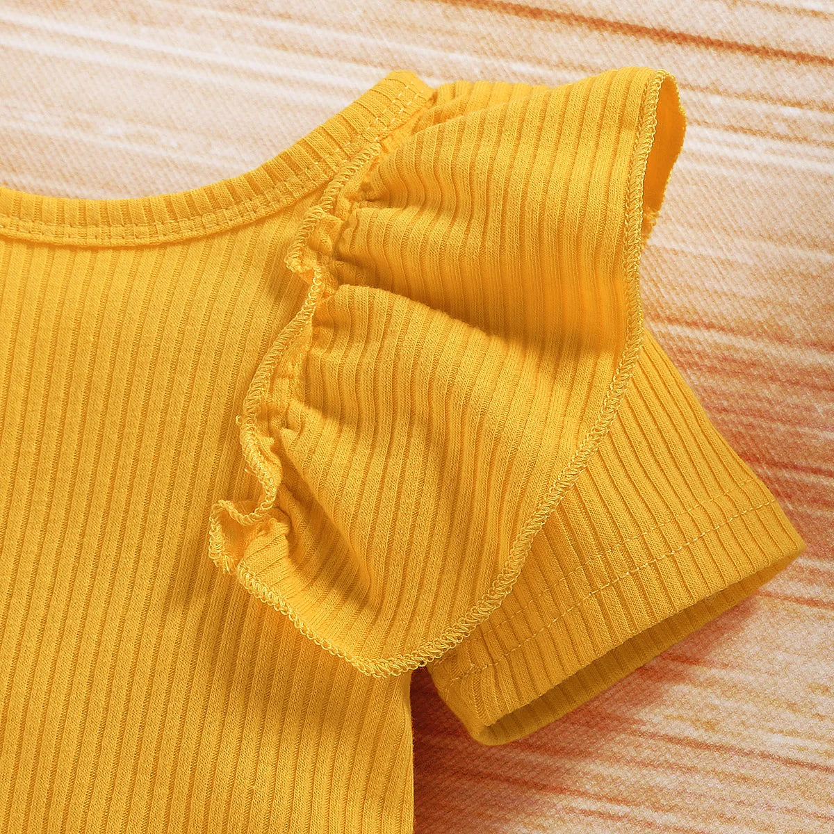 3-teiliges Outfit mit Rüschenbody, Blumenshorts & Haarband