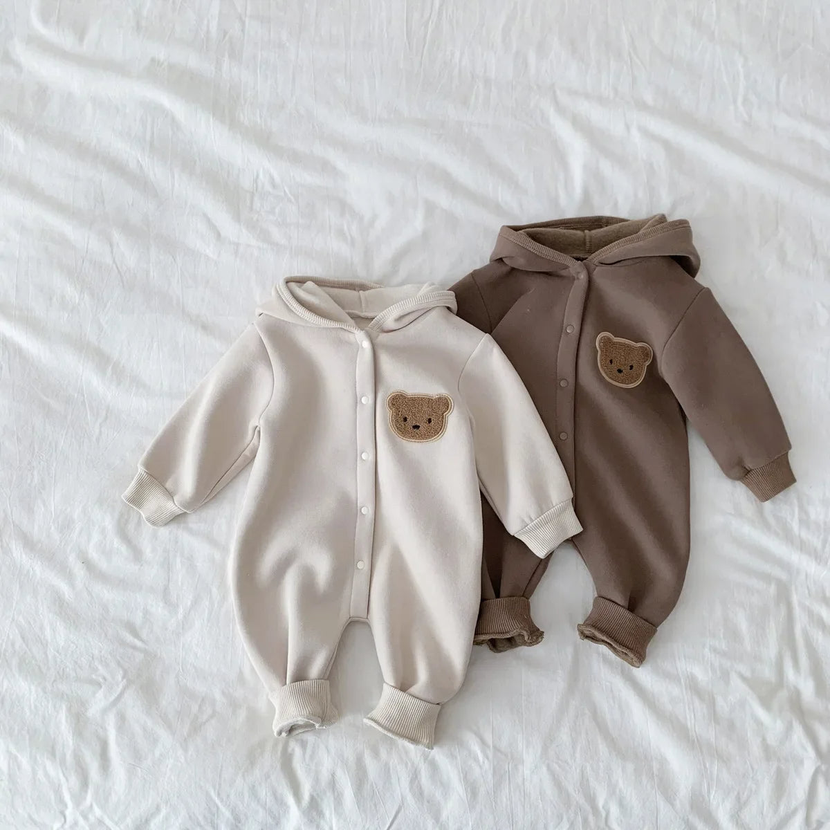 Kuscheliger Bären-Overall für kleine Entdecker