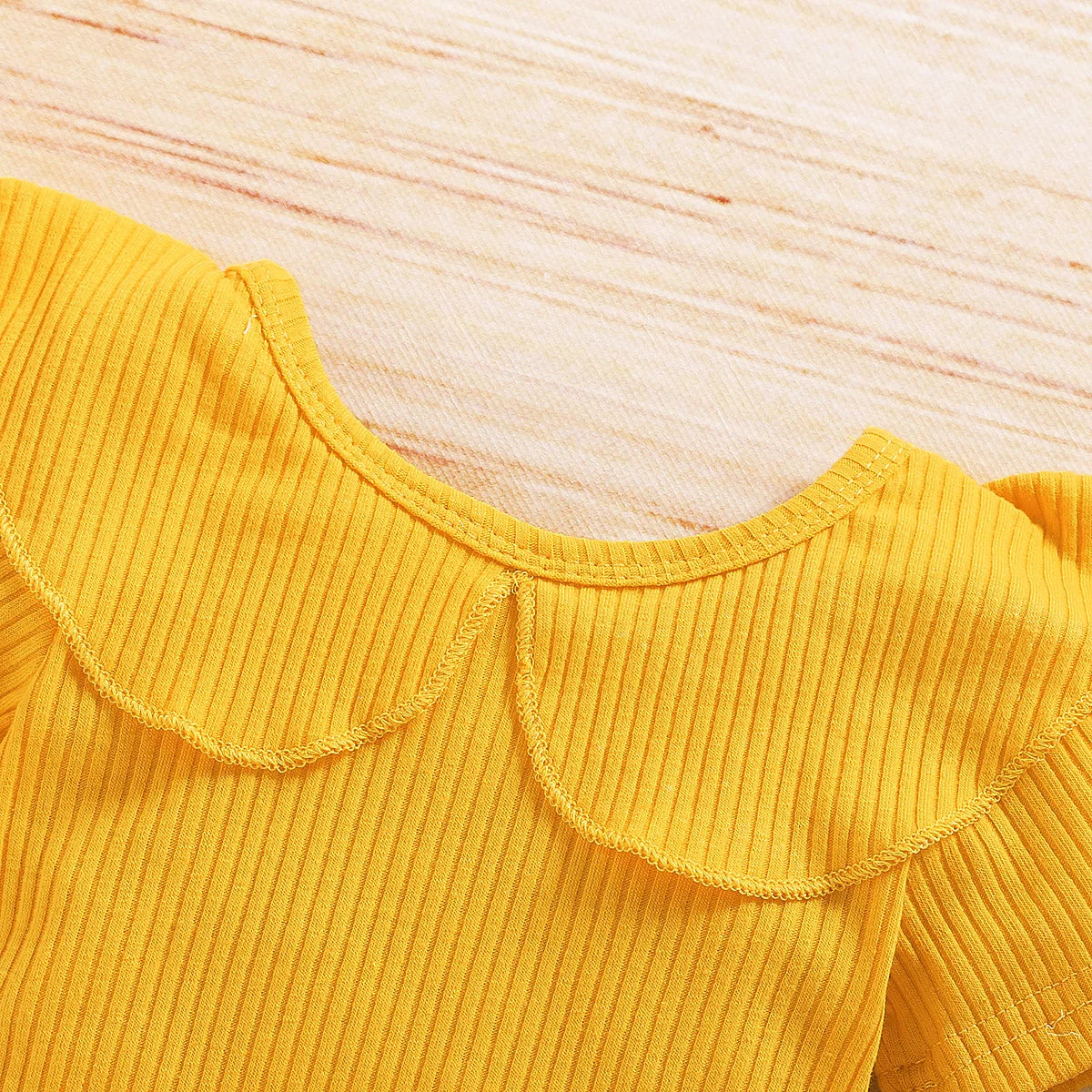 3-teiliges Outfit mit Rüschenbody, Blumenshorts & Haarband