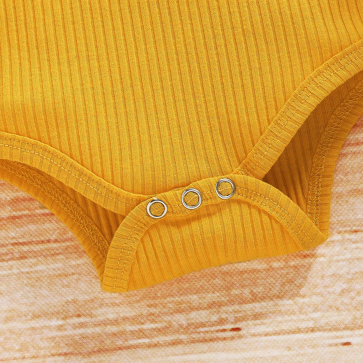 3-teiliges Outfit mit Rüschenbody, Blumenshorts & Haarband