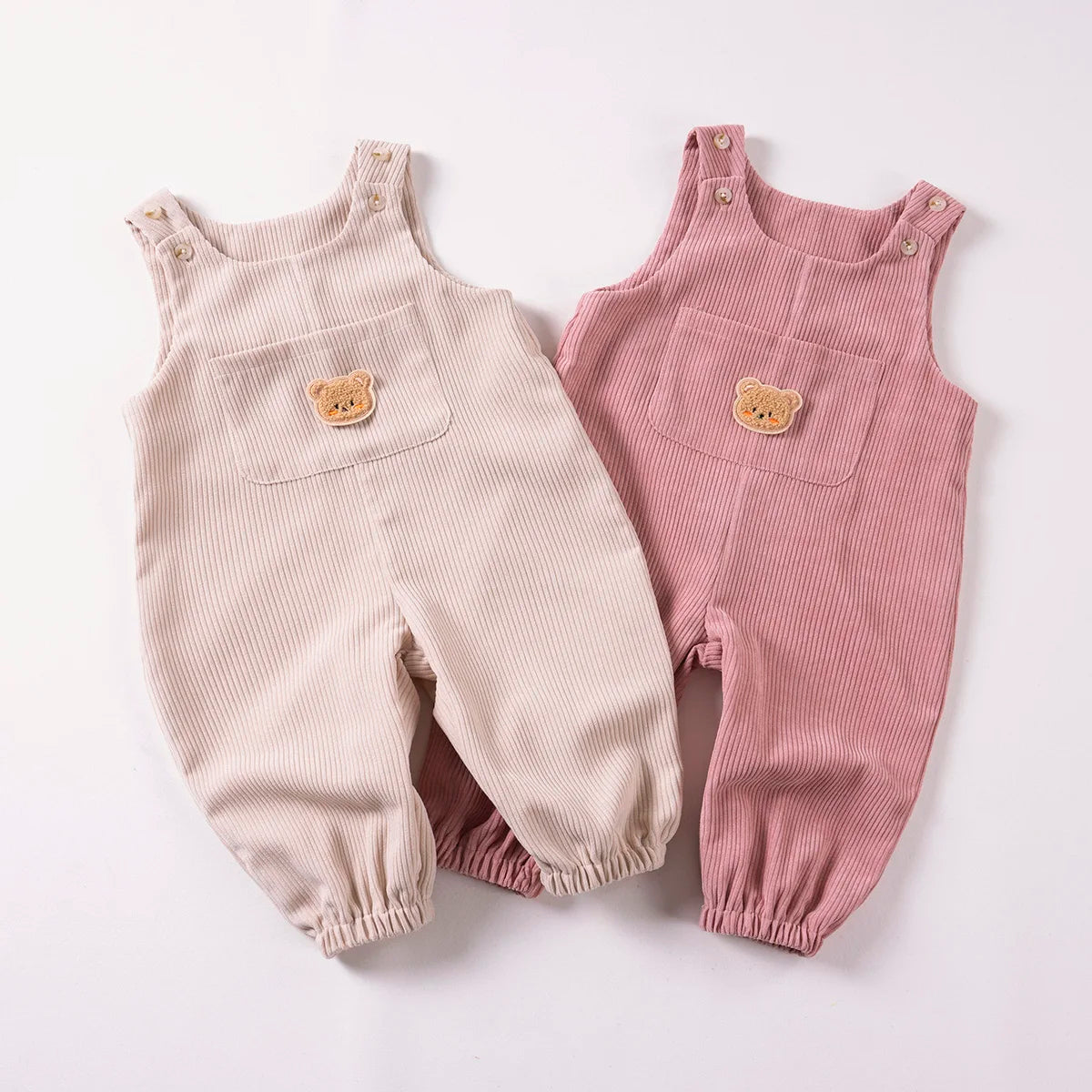 Cord-Latzhose für Babys & Kleinkinder mit Bären-Applikation
