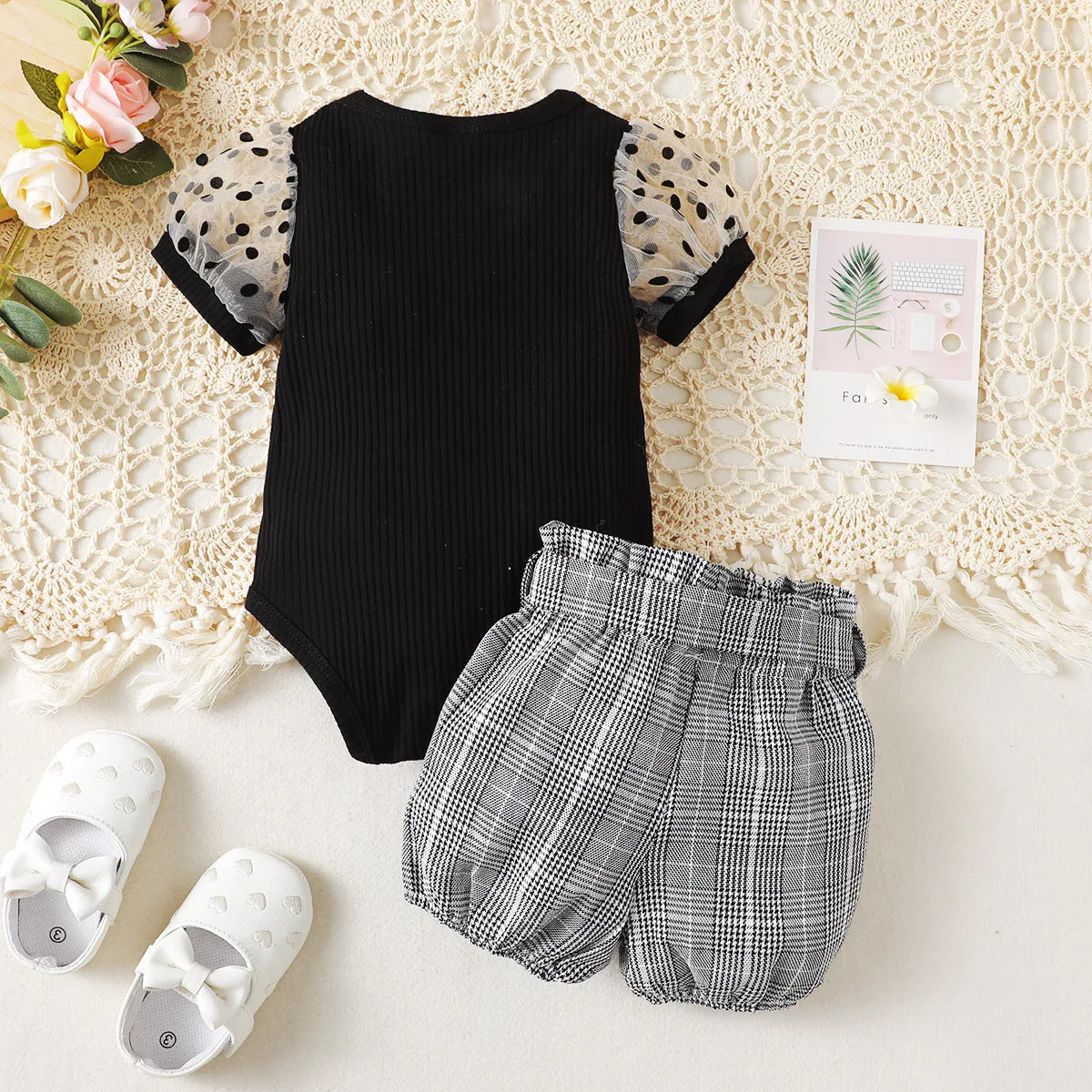 Baby Mädchen Outfit – 2-teiliges Set: Schwarzer Body mit Tüllärmeln & Karierte Shorts