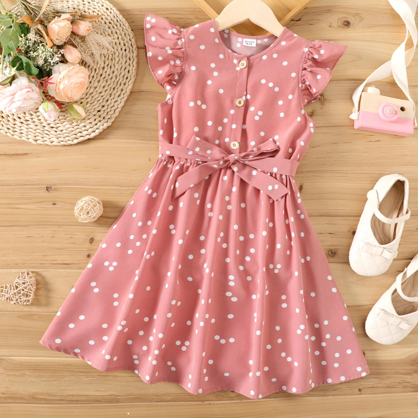 Sommerliches Mädchenkleid mit verspielten Punkten und Rüschen