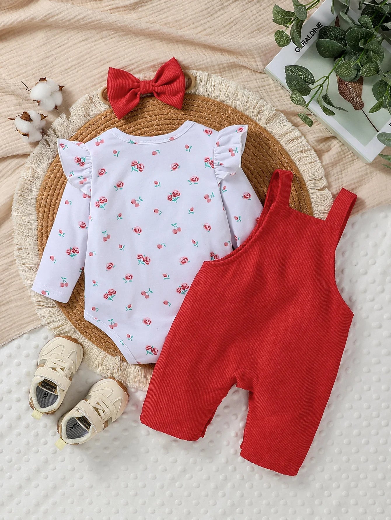3-teiliges Baby-Outfit mit Body, Latzhose & Haarband