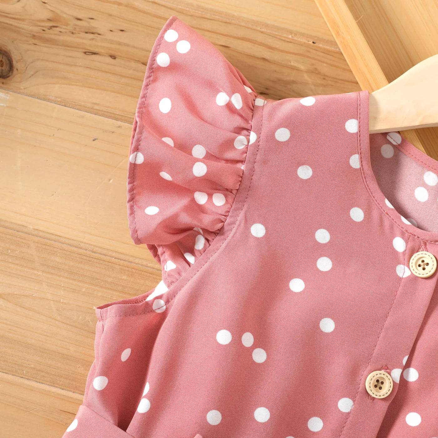 Sommerliches Mädchenkleid mit verspielten Punkten und Rüschen