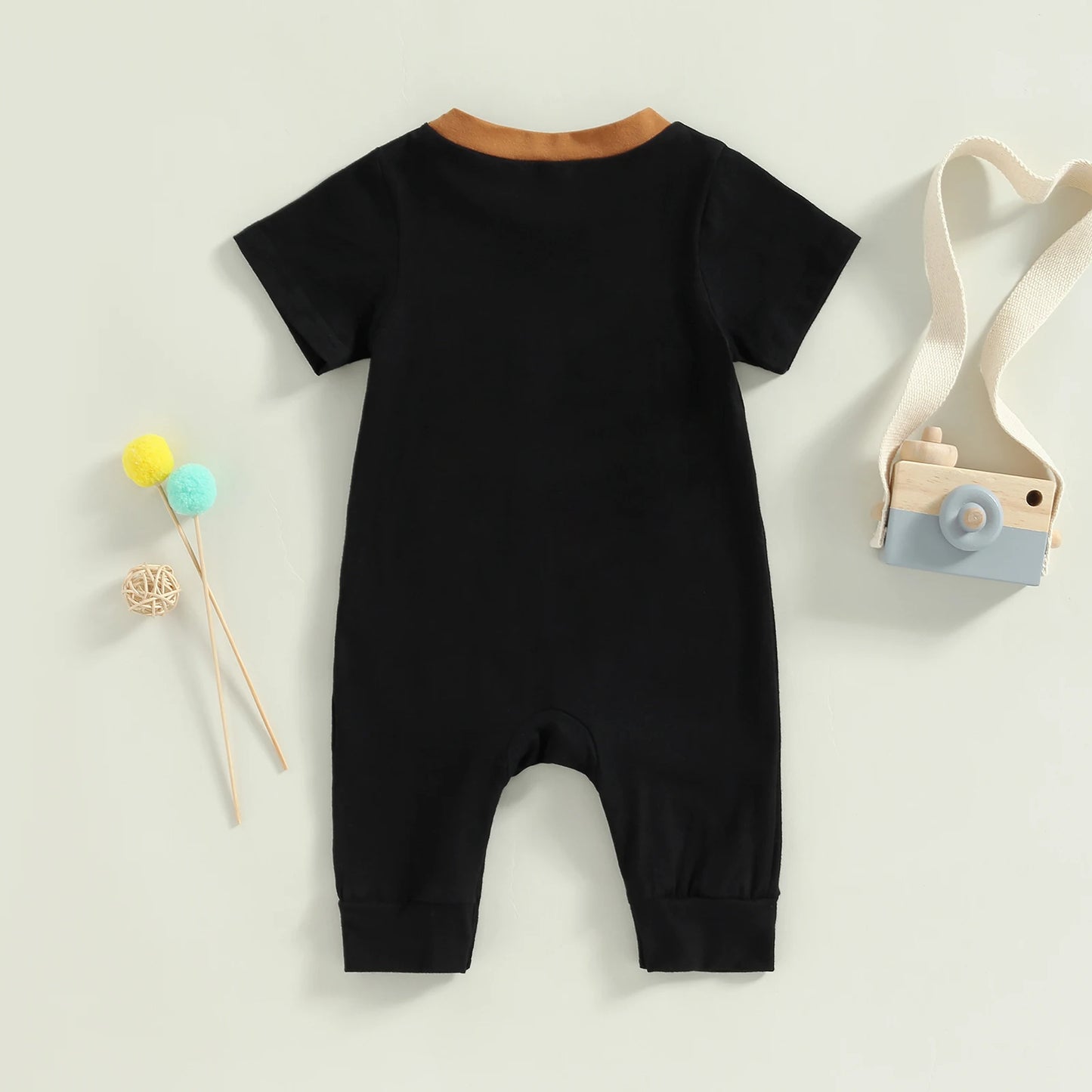 Kuschelweicher Abenteuer-Strampler von Modern Kid