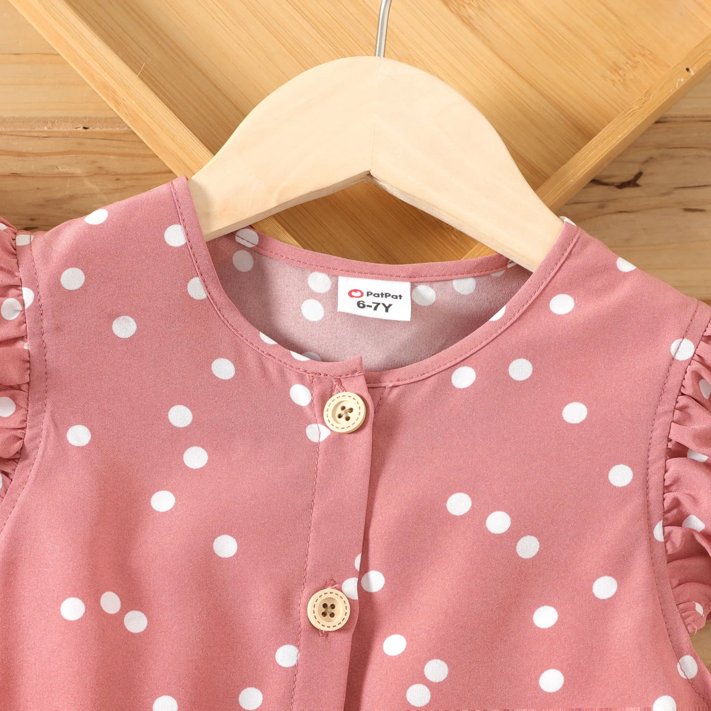 Sommerliches Mädchenkleid mit verspielten Punkten und Rüschen
