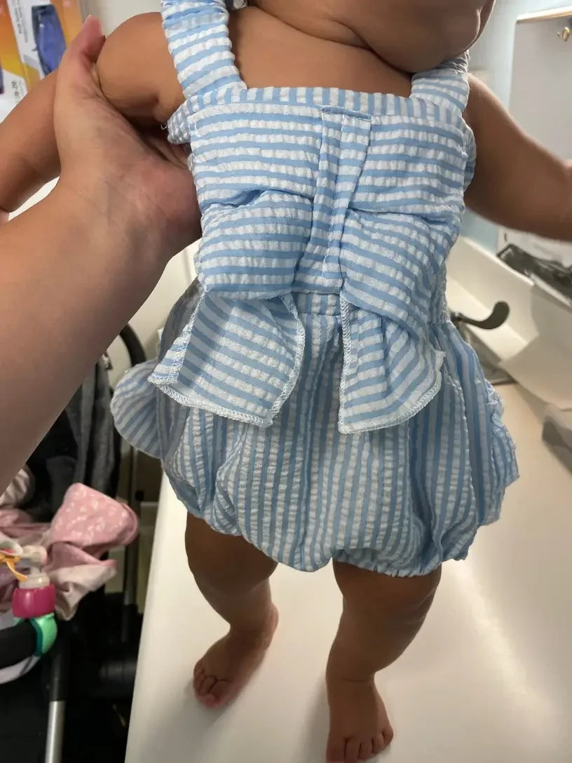 Zauberhafter Baby Mädchen Romper mit Rüschen & Schleife