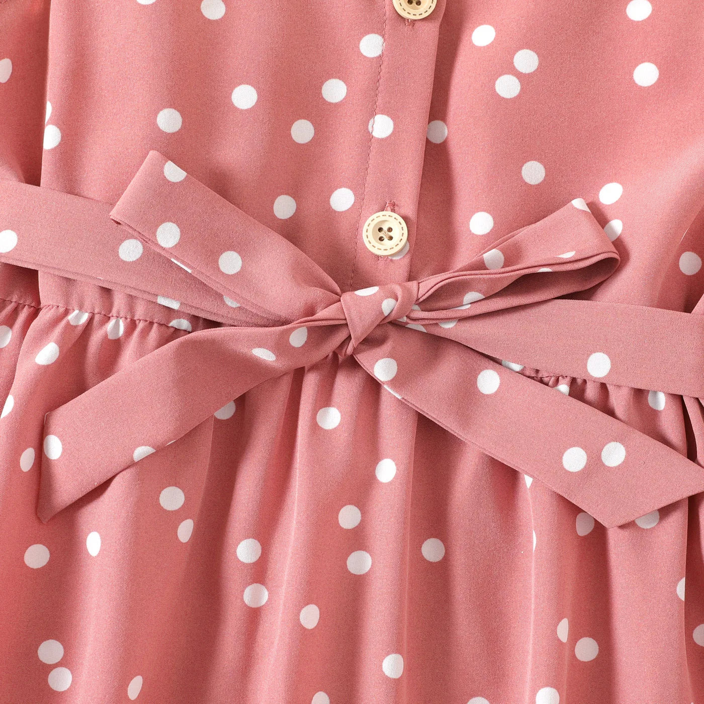 Sommerliches Mädchenkleid mit verspielten Punkten und Rüschen
