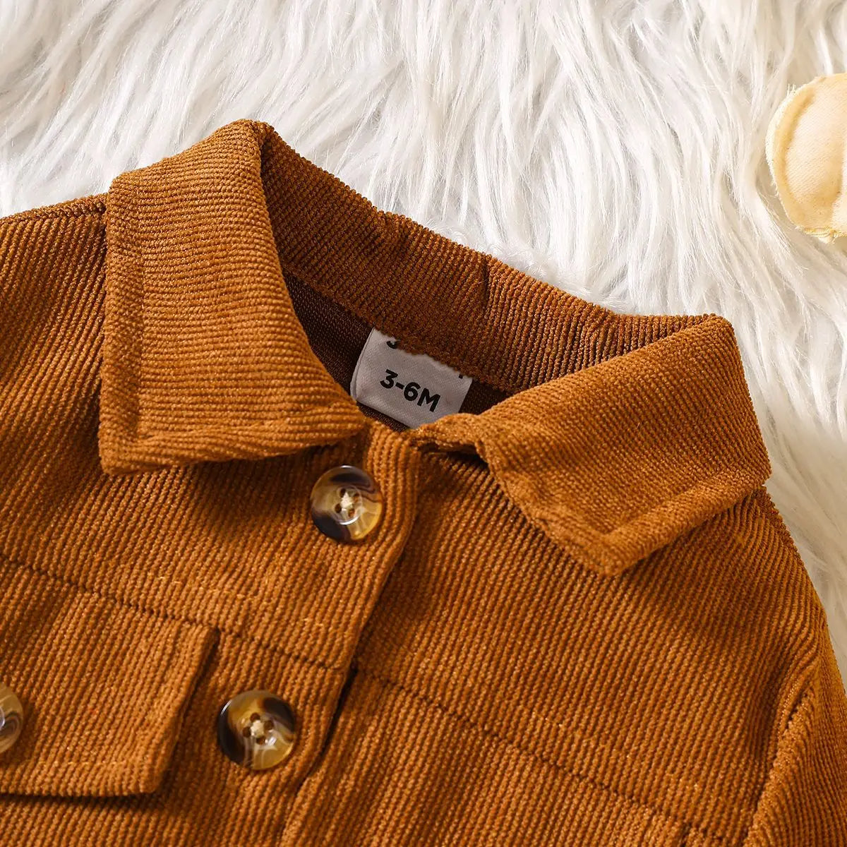 Zauberhaftes Blütenensemble – Das perfekte Outfit für Mädchen