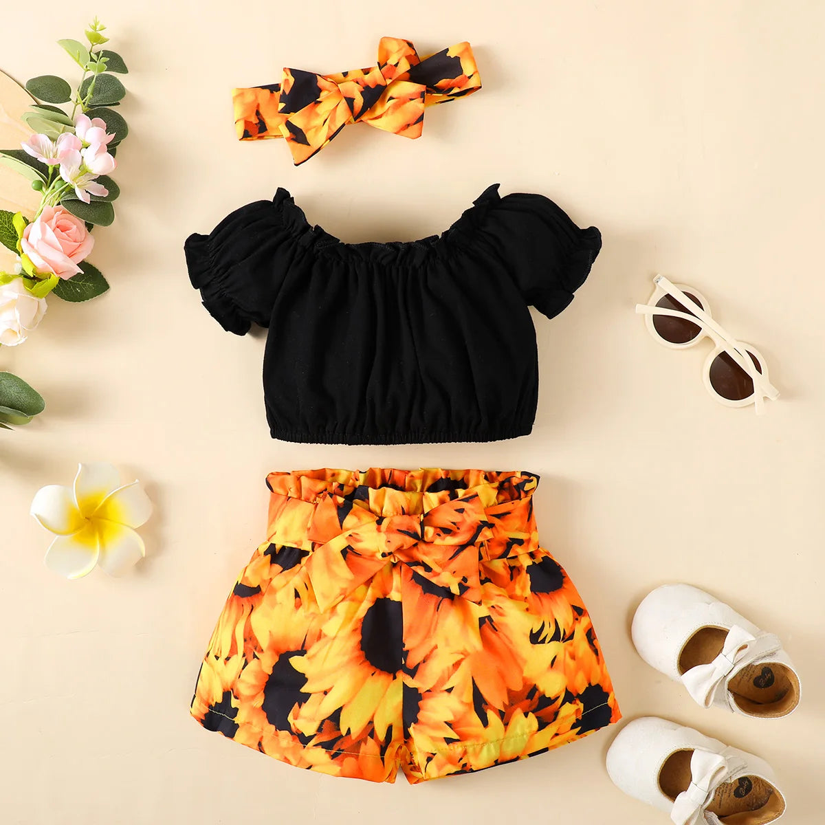 Stylisches Outfit mit Haarband, Oberteil & Shorts