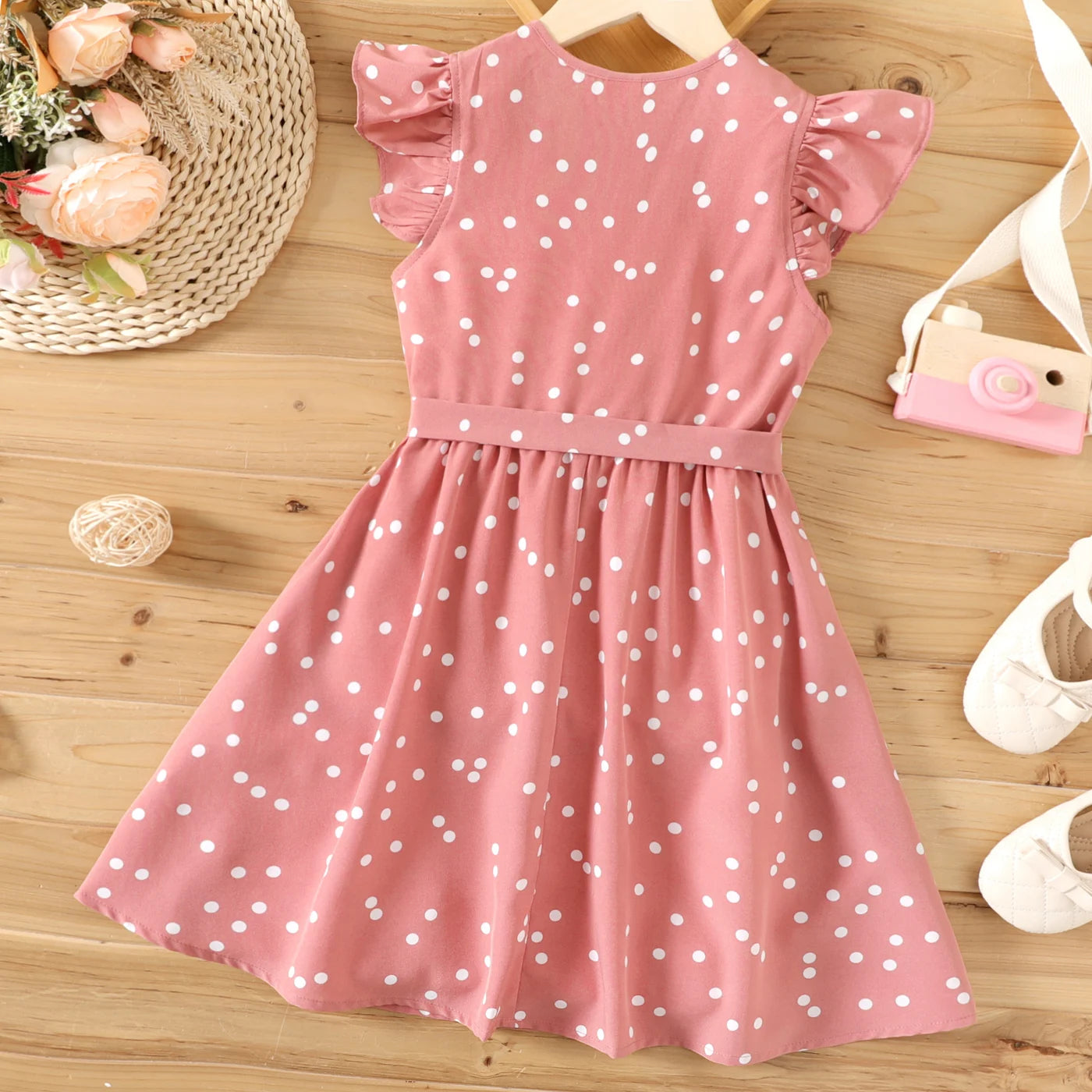 Sommerliches Mädchenkleid mit verspielten Punkten und Rüschen
