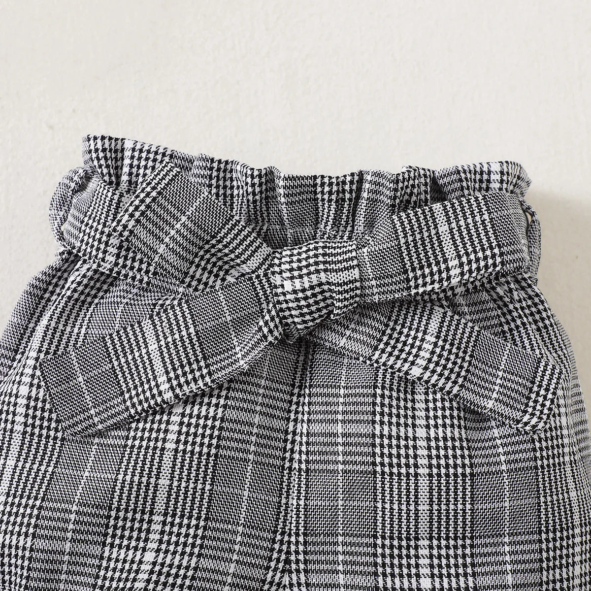Baby Mädchen Outfit – 2-teiliges Set: Schwarzer Body mit Tüllärmeln & Karierte Shorts