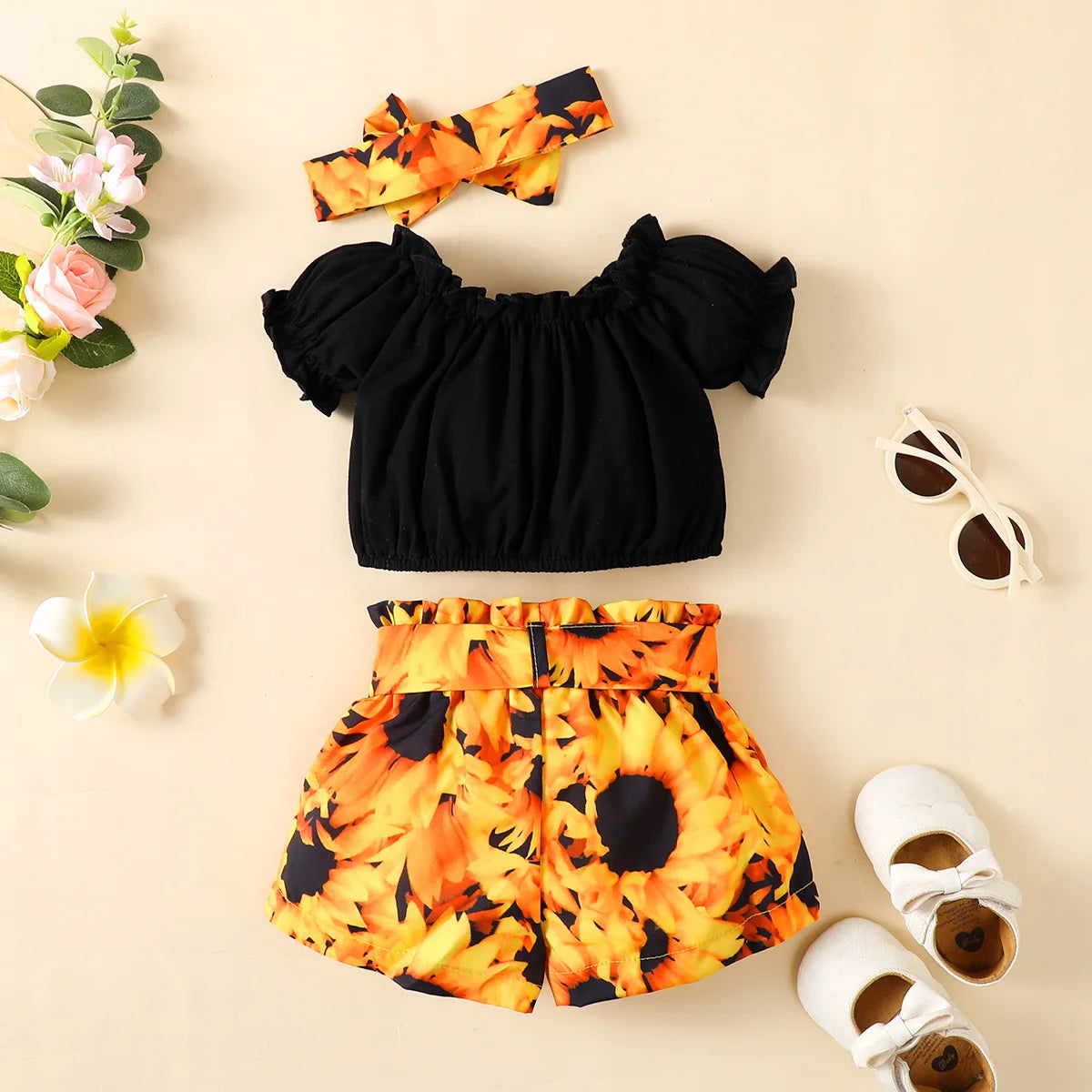 Stylisches Outfit mit Haarband, Oberteil & Shorts