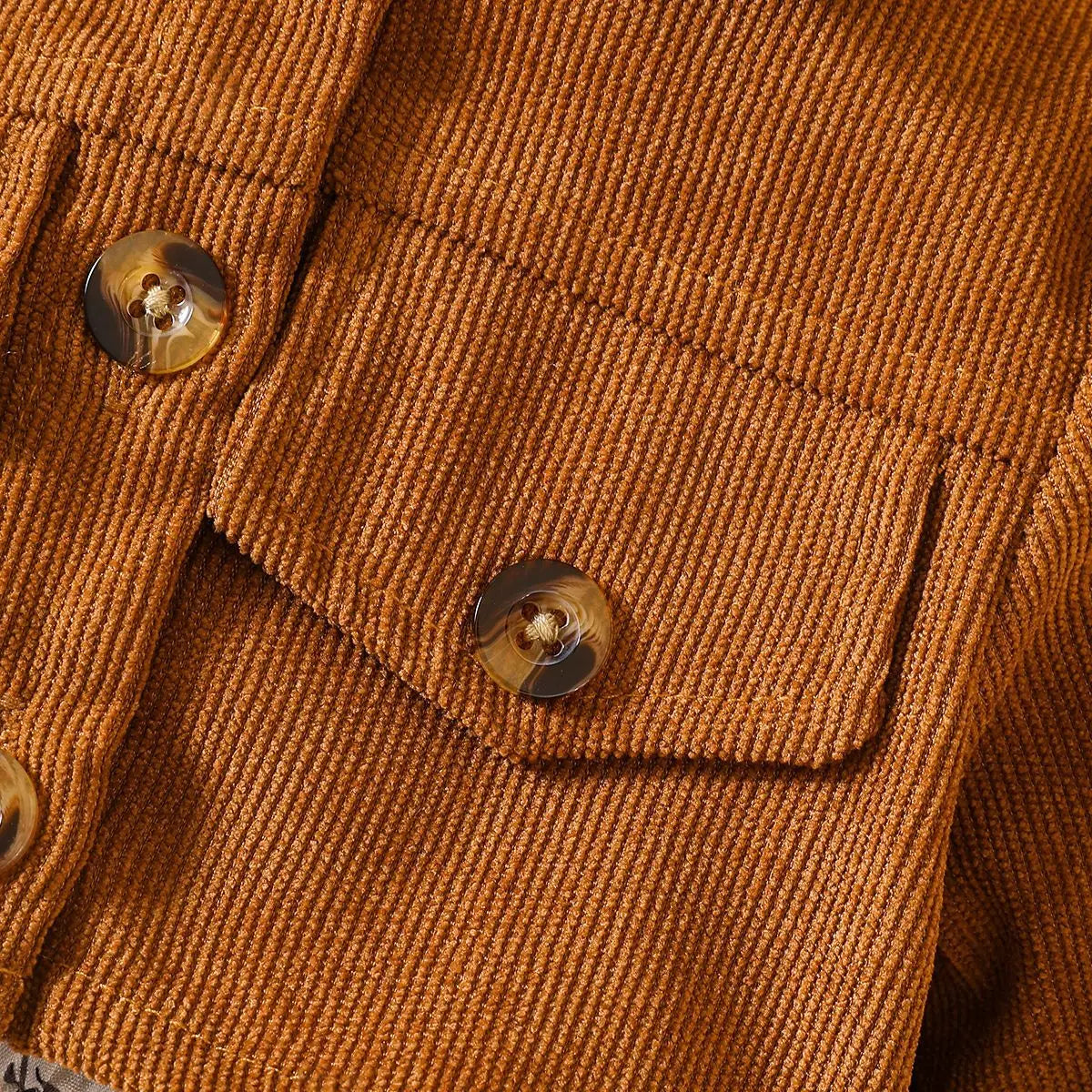 Zauberhaftes Blütenensemble – Das perfekte Outfit für Mädchen