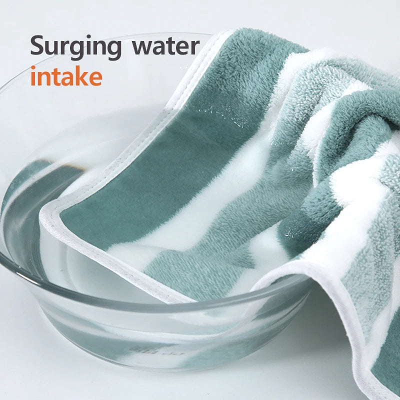 Kuscheliges Kinder-Badetuch „Soft Stripe“