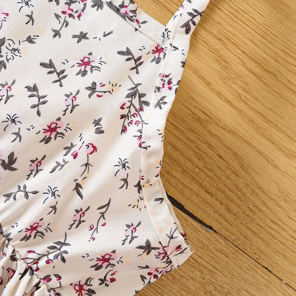 Zauberhaftes Blütenensemble – Das perfekte Outfit für Mädchen