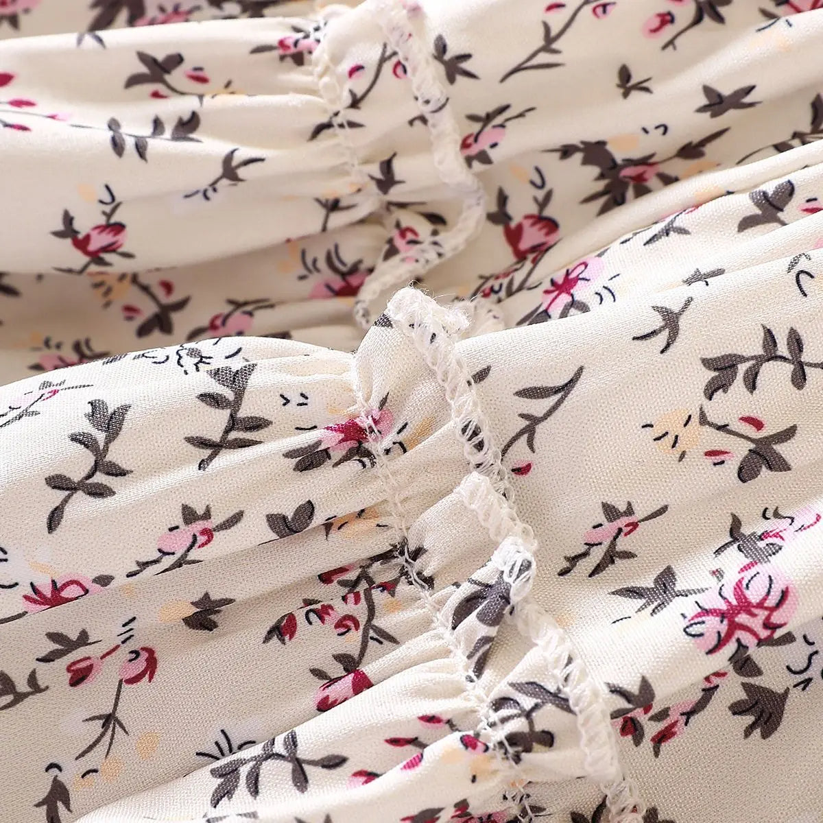 Zauberhaftes Blütenensemble – Das perfekte Outfit für Mädchen