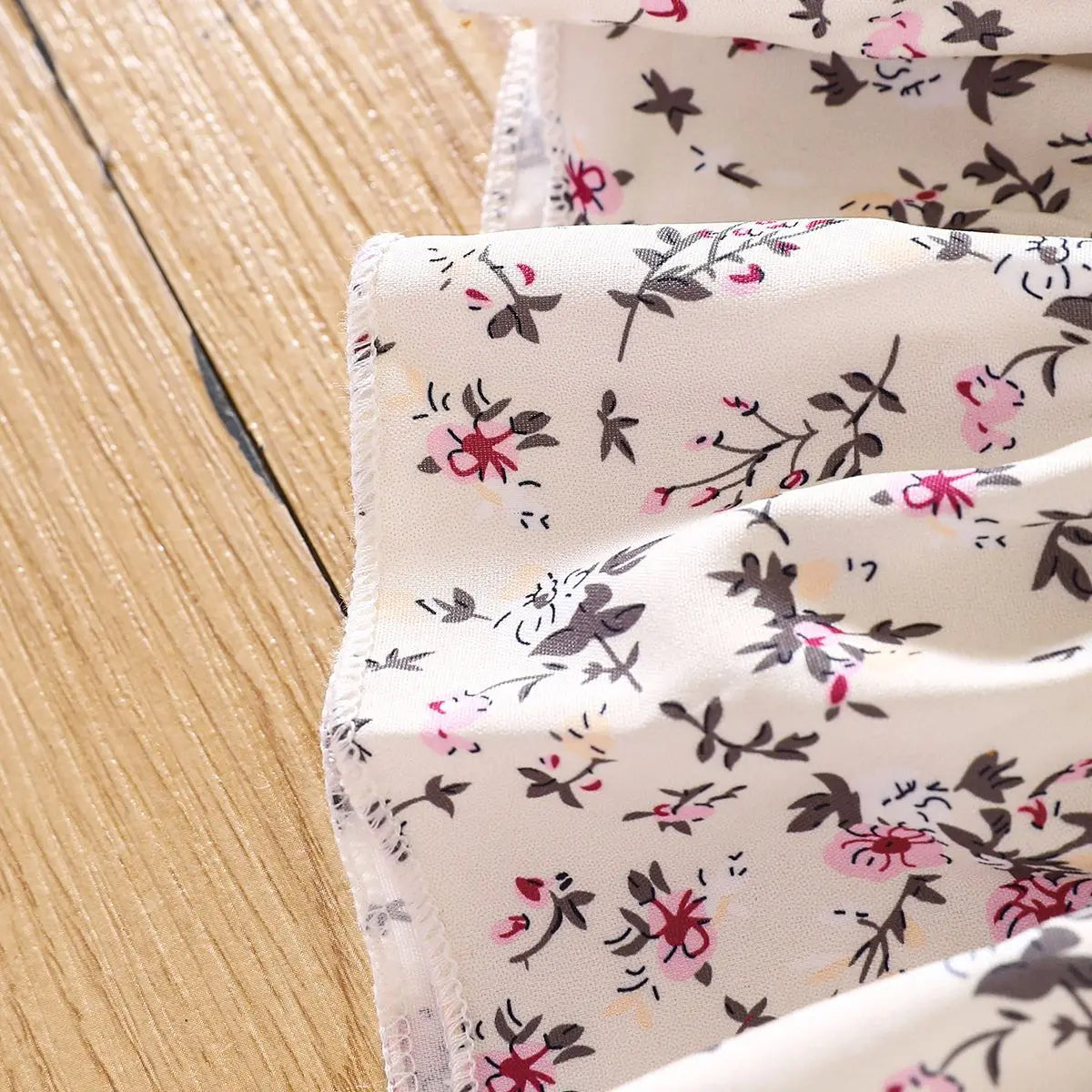 Zauberhaftes Blütenensemble – Das perfekte Outfit für Mädchen