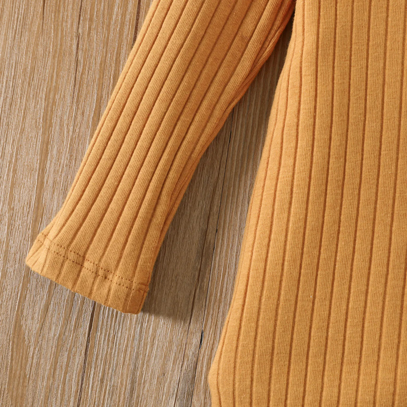 Kuschelweiches Strickkleid für kleine Trendsetter