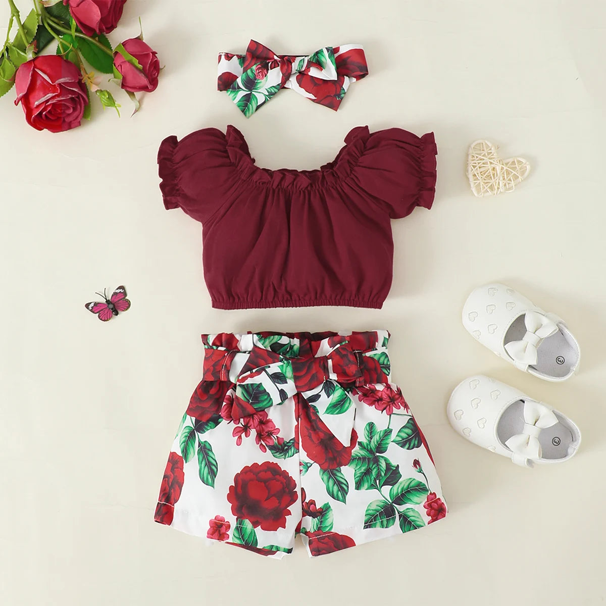 Stylisches Outfit mit Haarband, Oberteil & Shorts