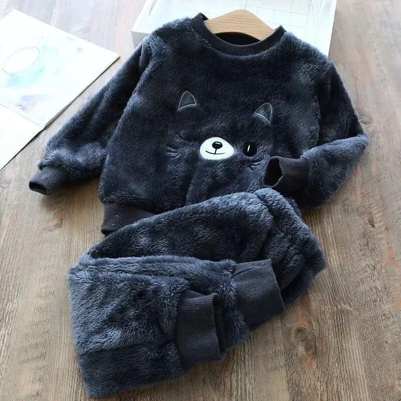 Kuscheliger Tiertraum: Flauschiger Kinder-Pyjama von Modern Kid