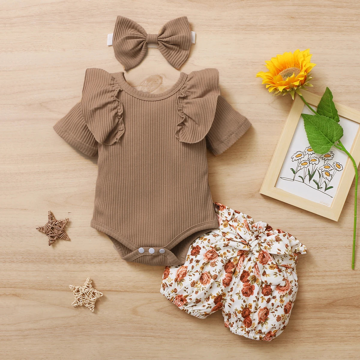 3-teiliges Outfit mit Rüschenbody, Blumenshorts & Haarband