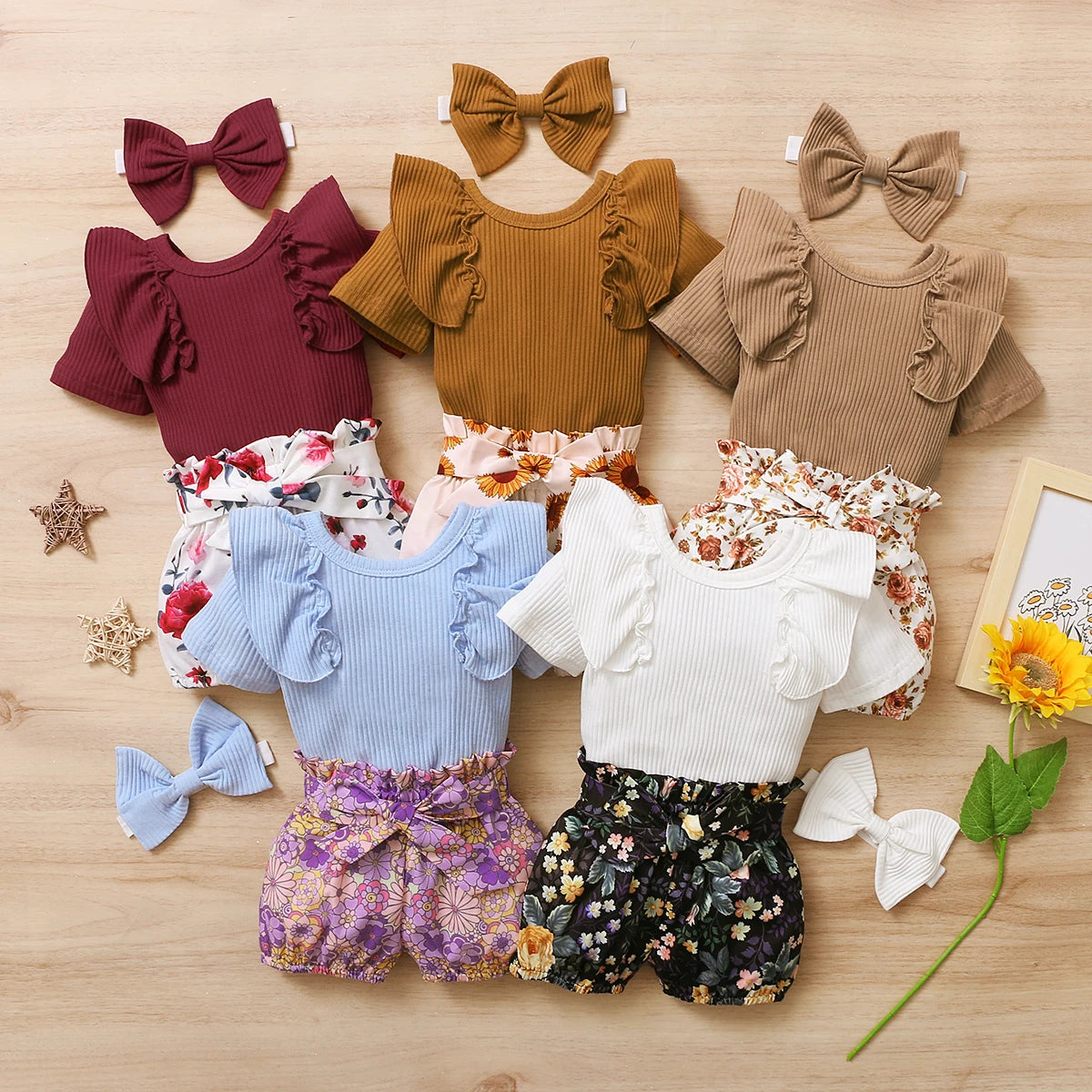 3-teiliges Outfit mit Rüschenbody, Blumenshorts & Haarband