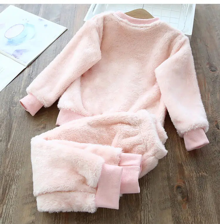 Kuscheliger Tiertraum: Flauschiger Kinder-Pyjama von Modern Kid