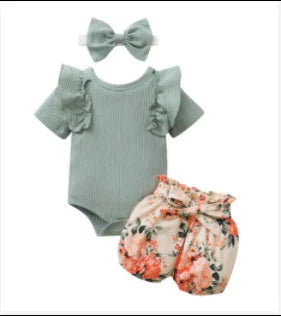 3-teiliges Outfit mit Rüschenbody, Blumenshorts & Haarband