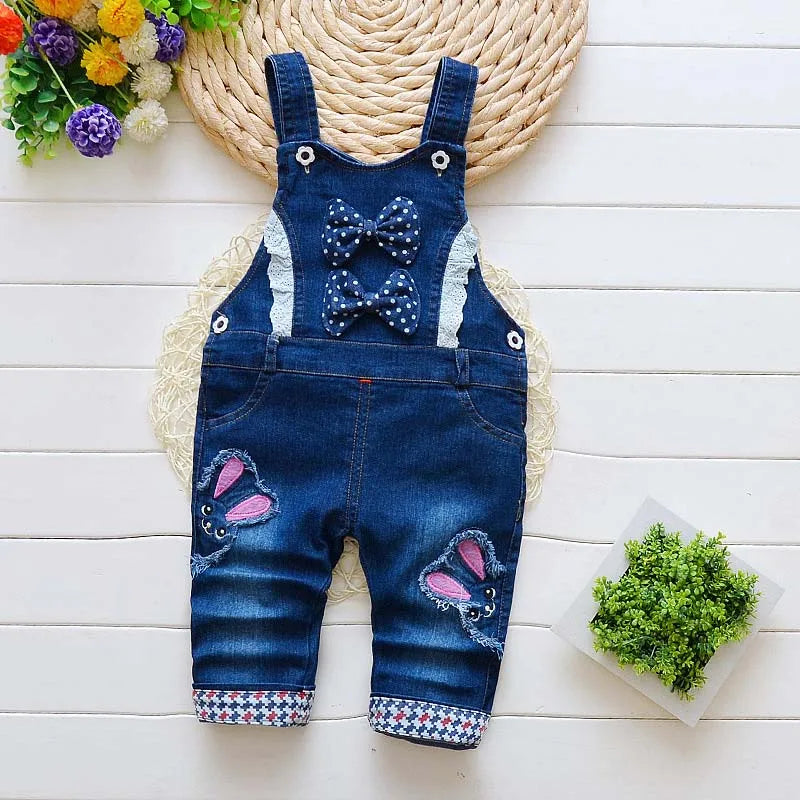 Niedliche Baby-Latzhose mit verspielten Details