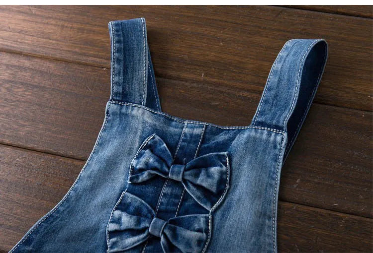 Mädchen Jeans-Latzhose mit Schmetterlingsstickerei