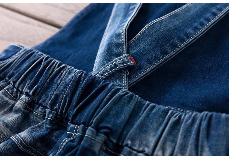 Mädchen Jeans-Latzhose mit Schmetterlingsstickerei