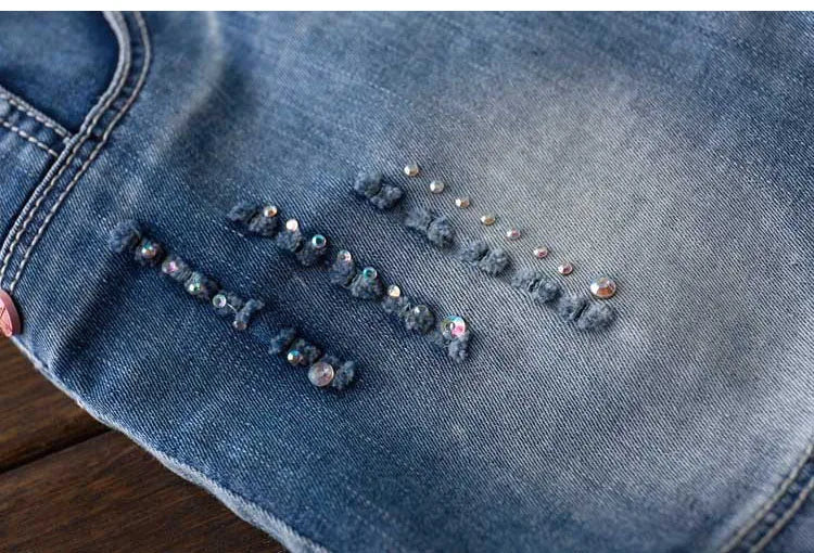 Mädchen Jeans-Latzhose mit Schmetterlingsstickerei
