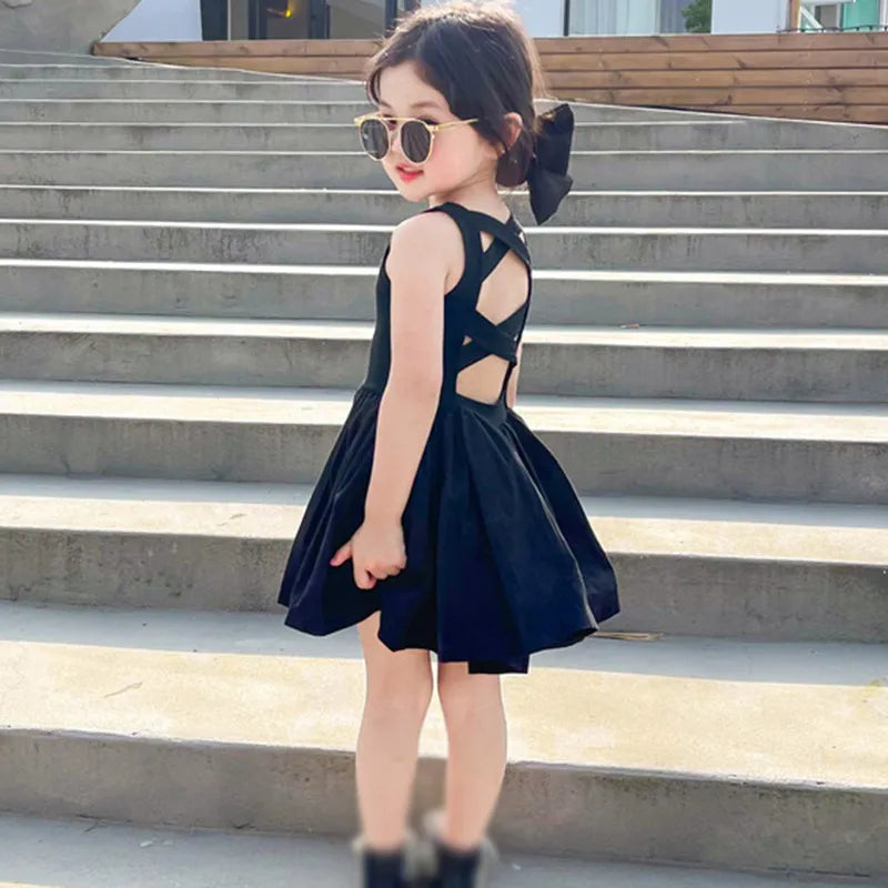 Elegantes Kinderkleid mit Kreuzrücken-Design