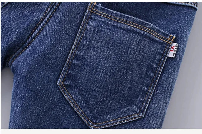 Warme Kinderjeans mit Schmetterlingsmotiv