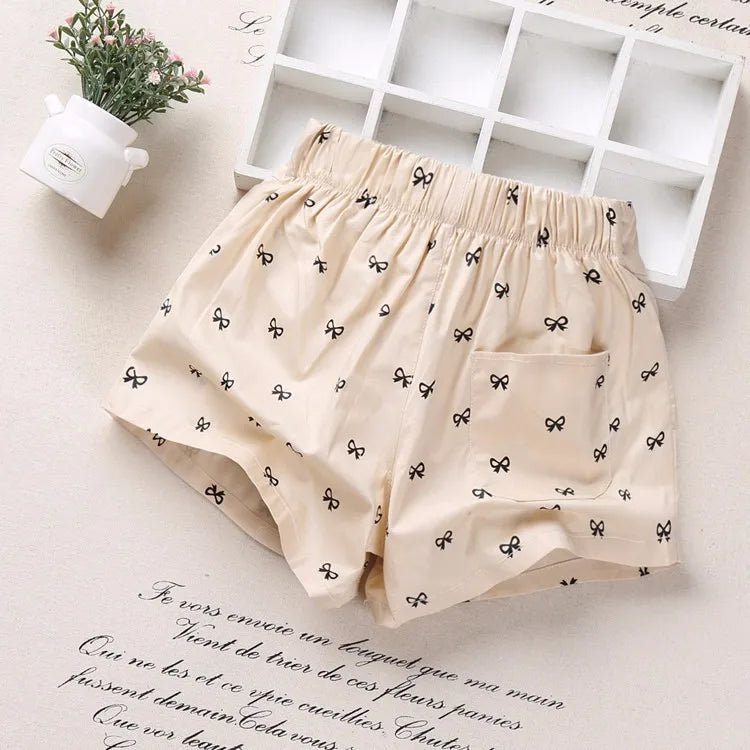 Zauberhafte Mädchen-Shorts mit Herzmuster und Schleifendetail