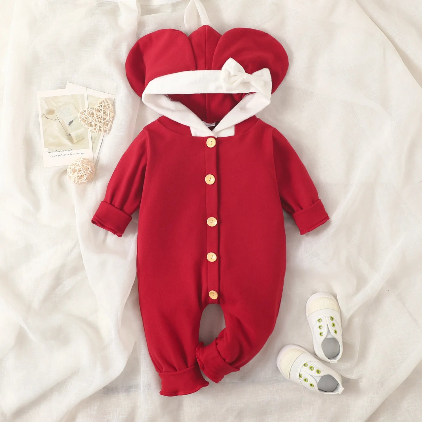 Niedlicher Baby-Strampler mit Kapuze und Ohren