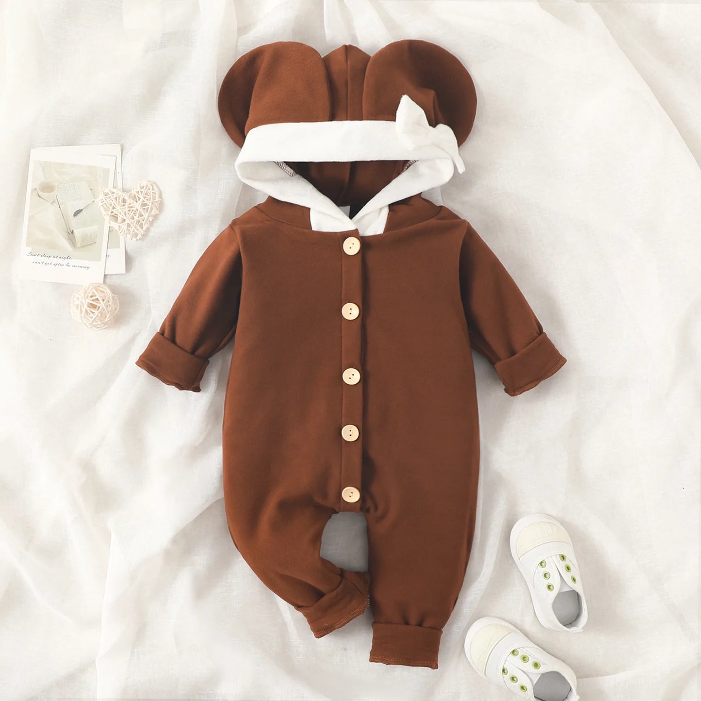 Niedlicher Baby-Strampler mit Kapuze und Ohren