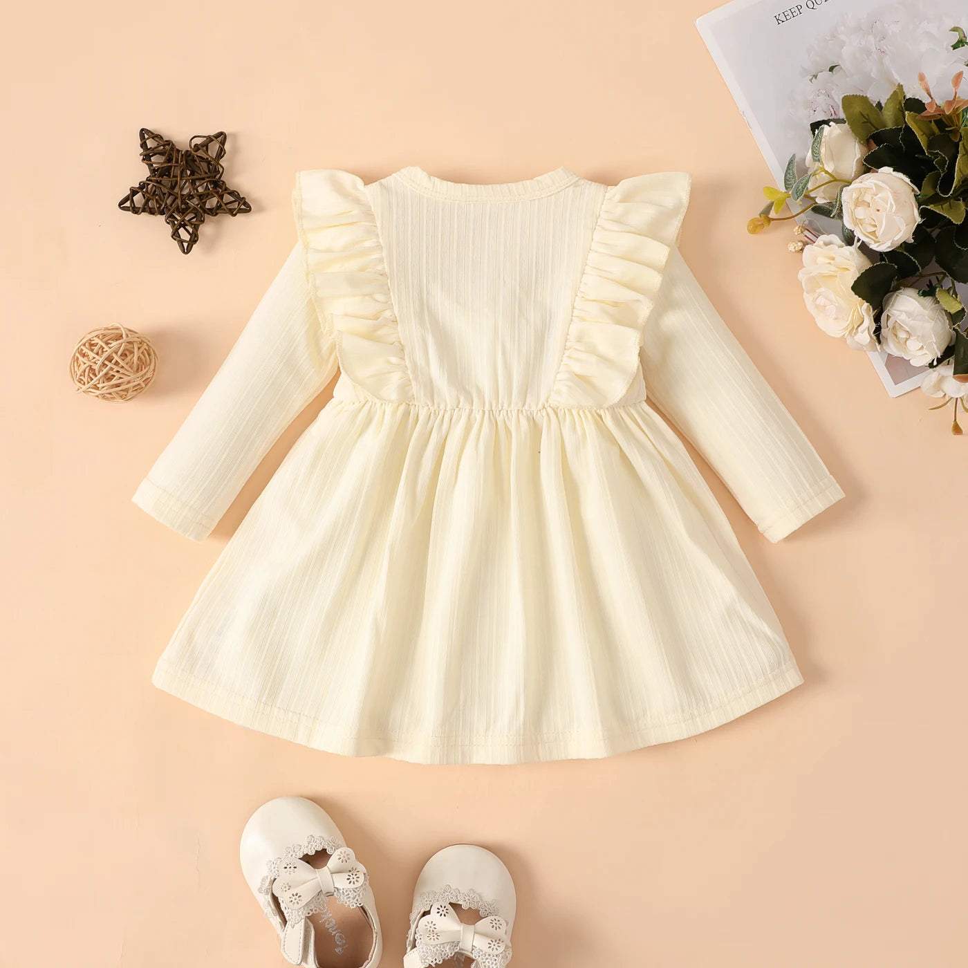 Baby-Kleid mit Rüschen und Knöpfen