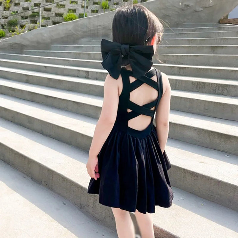 Elegantes Kinderkleid mit Kreuzrücken-Design