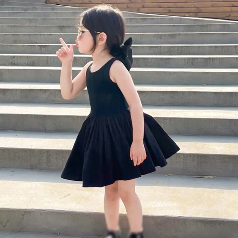 Elegantes Kinderkleid mit Kreuzrücken-Design