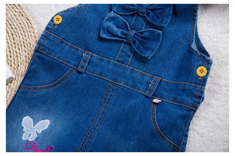 Niedliche Baby-Latzhose mit verspielten Details