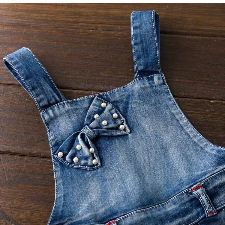 Mädchen Jeans-Latzhose mit Schmetterlingsstickerei