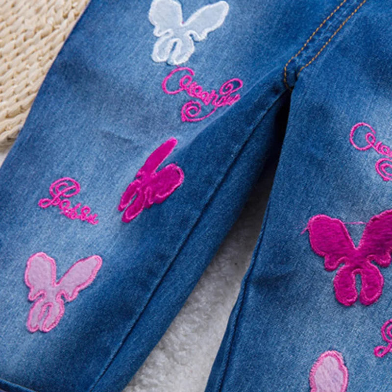 Niedliche Baby-Latzhose mit verspielten Details