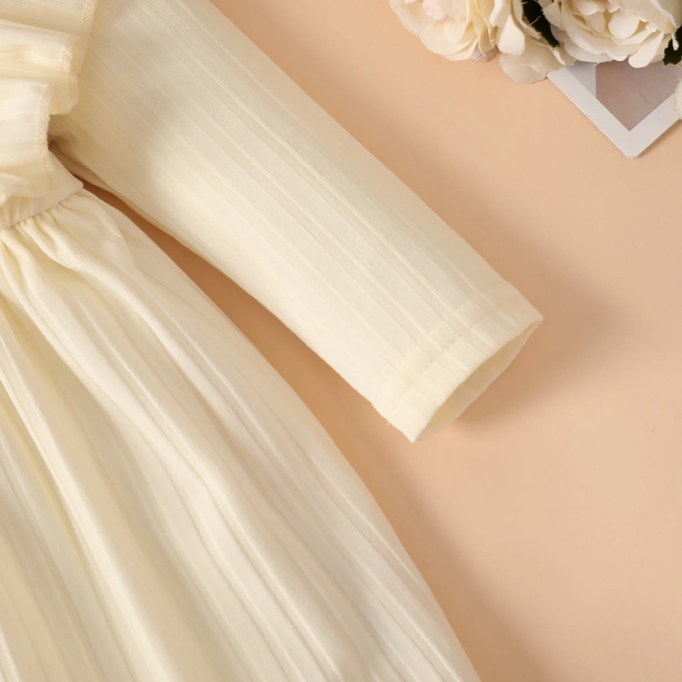 Baby-Kleid mit Rüschen und Knöpfen