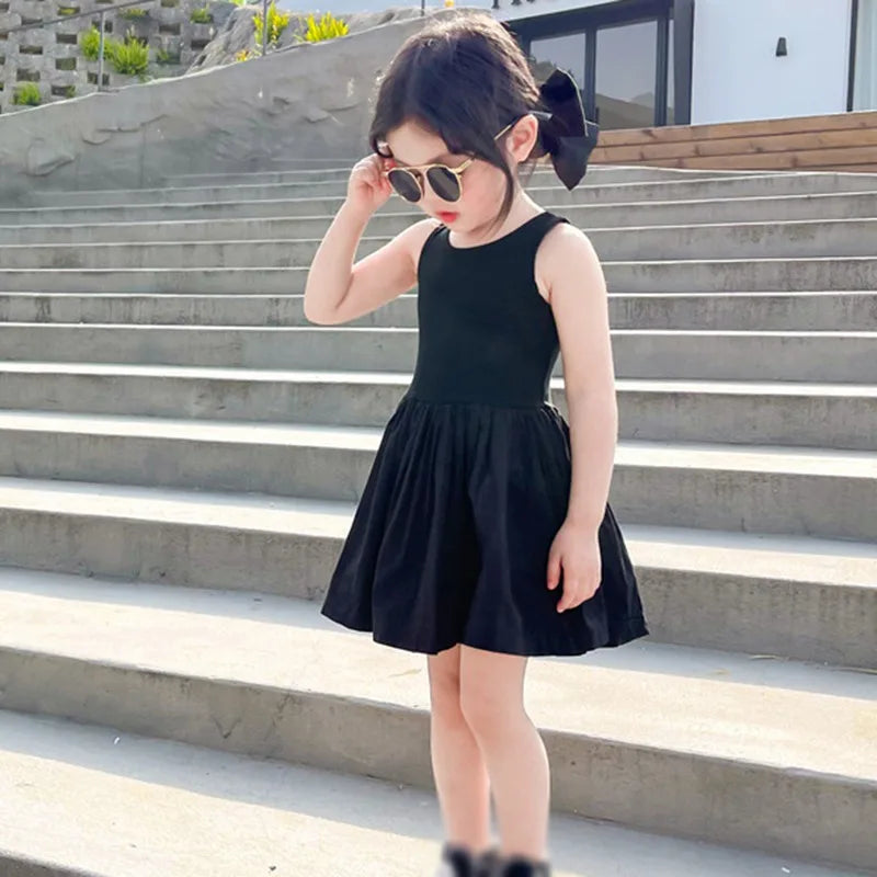 Elegantes Kinderkleid mit Kreuzrücken-Design